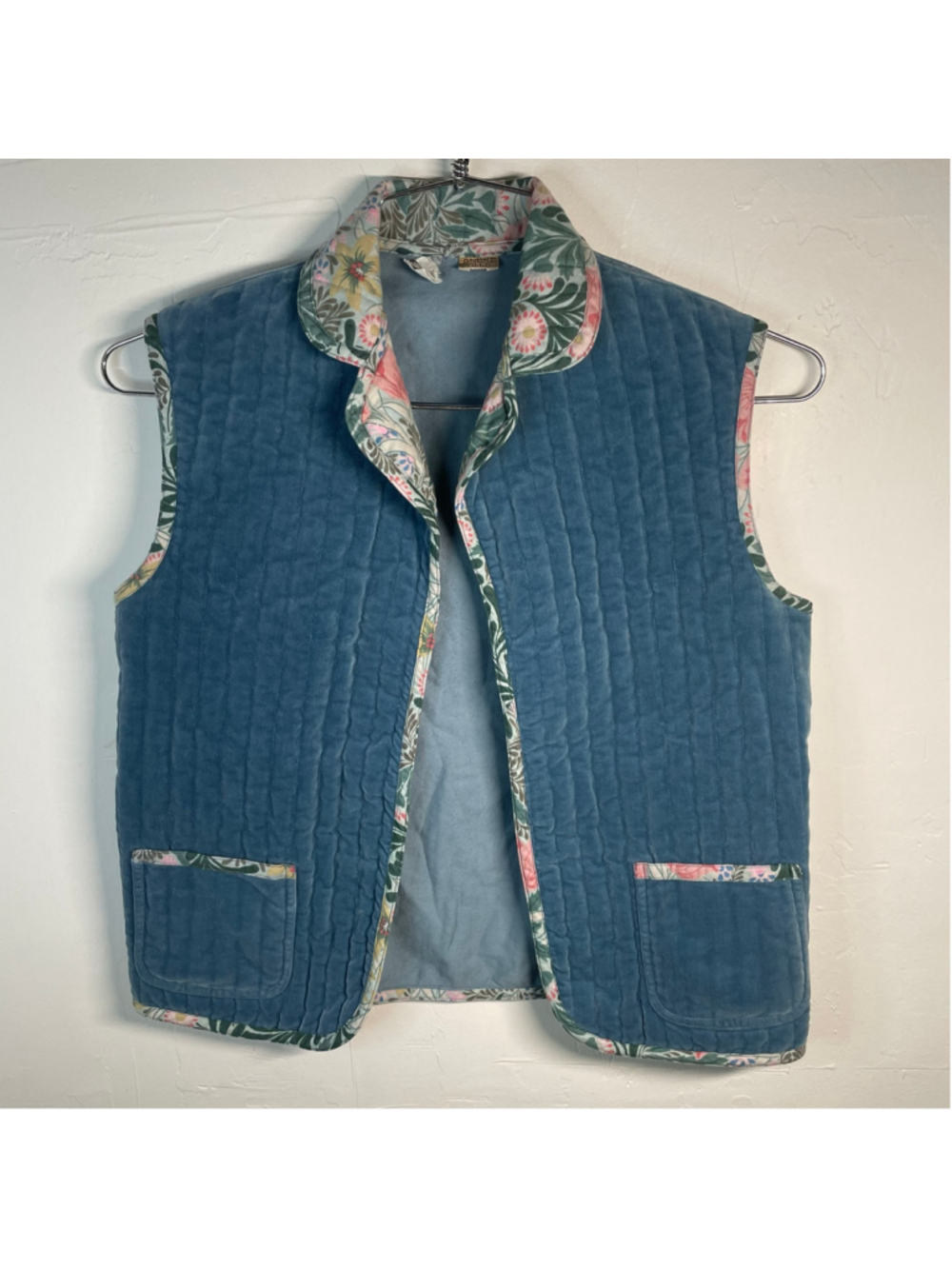 Vintage 1970s-80s Beenebag Geoffrey Beene Quilted Velvet Vest Blue Floral Trim